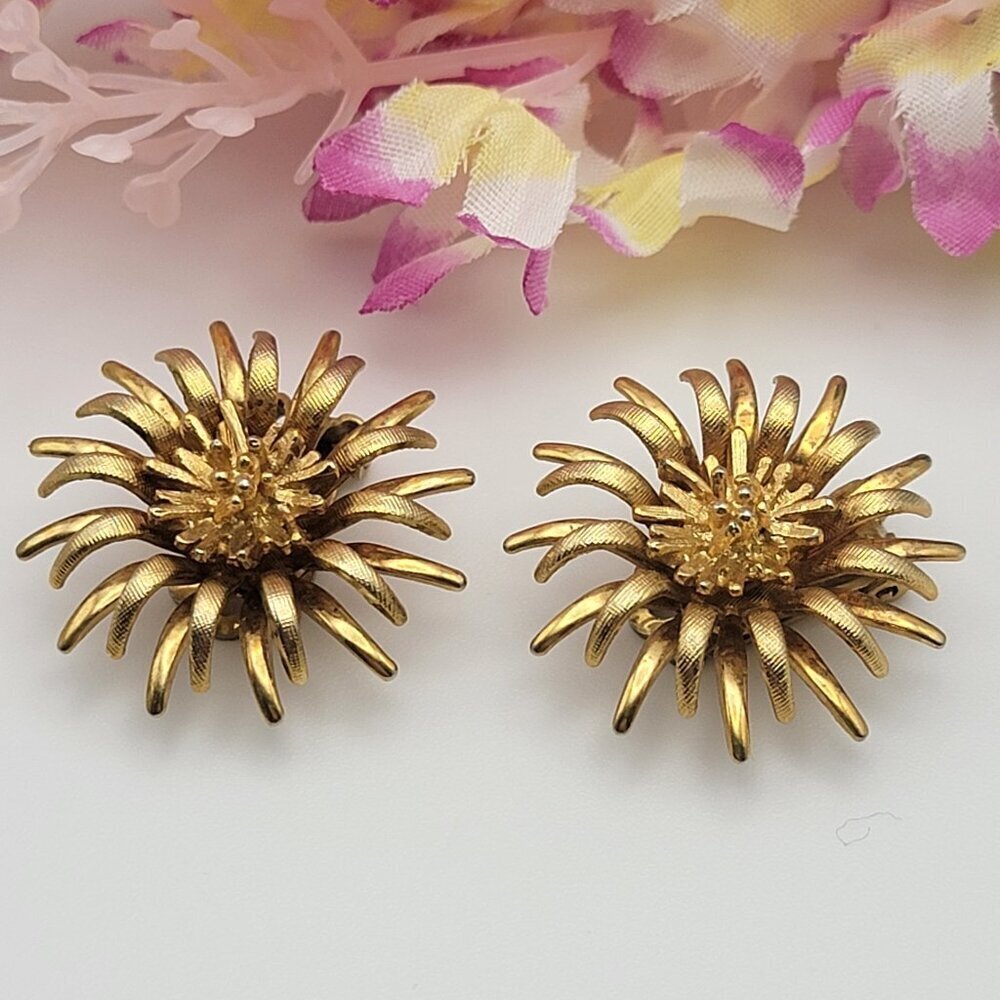 Vintage Signed Coro Gold Tone Flower Burst Stud Earrings 31mm Clip-On